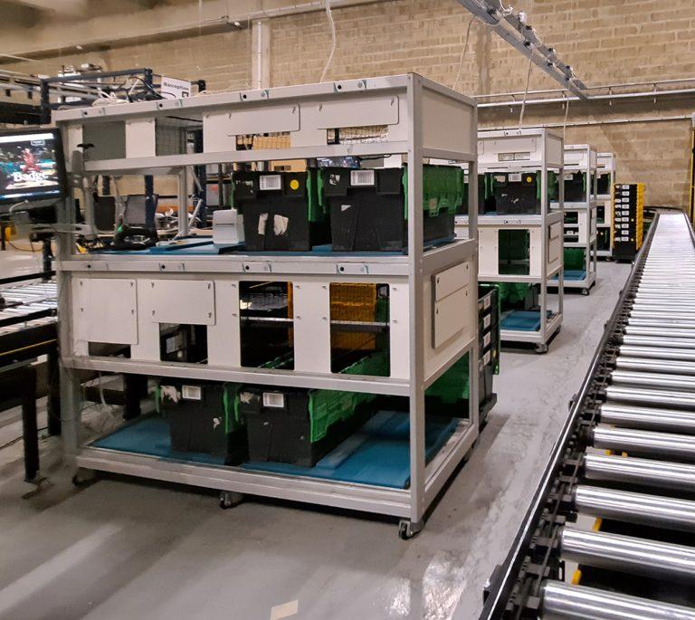 Poste de réception des marchandises intégrant un guidage lumineux put to light à barrière infrarouge et un système de contrôle pondéral