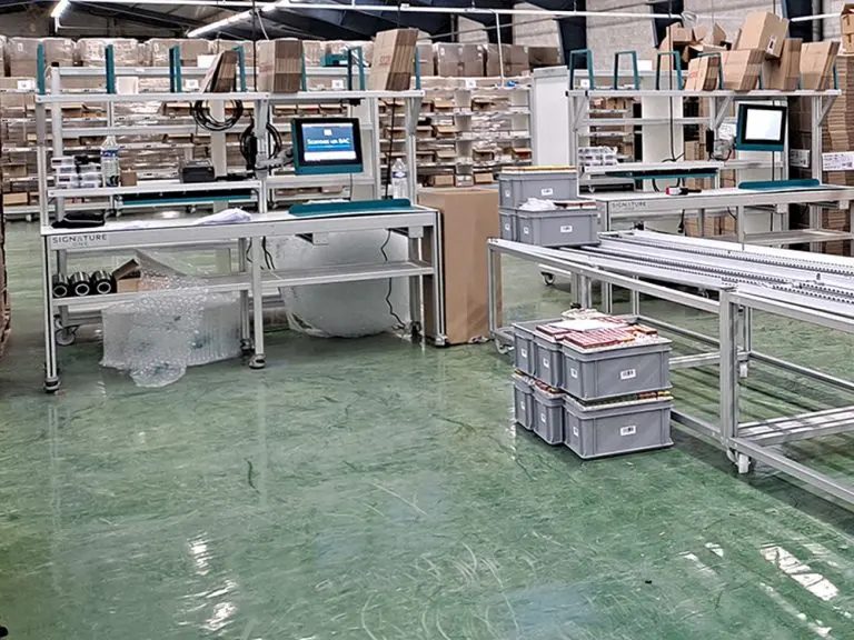 Logistique de distribution : visuel d'un entrepot avec des solutions Signature One mises en place