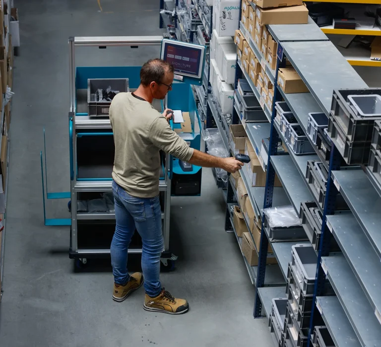 Homme travaillant dans un atelier de logistique de distribution : notre approche complète