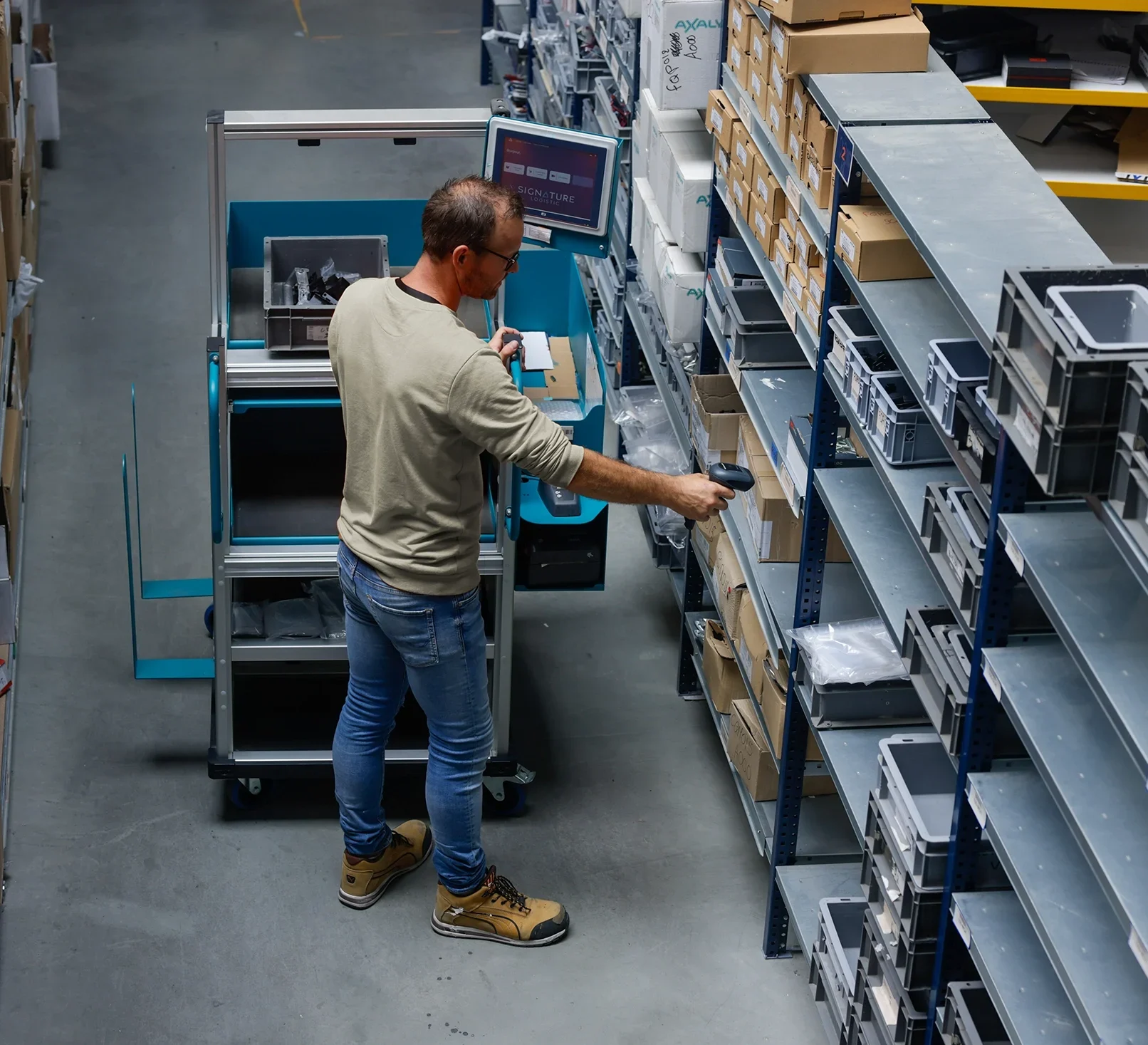 Homme travaillant dans un atelier de logistique de distribution : notre approche complète